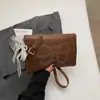 Bolsas Quadradas Pequenas da Moda Deste Ano 2025 Inverno Novo Estilo Bolsa Transversal de Ombro Feminina Bolsa Feminina Moderna e Estilosa com Design de Rebites