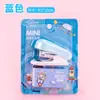 Mini grampeador pequeno para estudantes, grampeador de papel de teste portátil de desenho animado, conjunto multifuncional de grampeador de papelaria pequeno