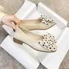 Zapatos de Mujer de Cuero Suave Estilo Francés Individuales 2026 Primavera/Verano Nuevos de Fondo Plano Superficie Suave Combina con Faldas Zapatos de Cuero Pequeños para el Trabajo Slip-ons