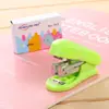Mini grapadora creativa linda papelería para estudiantes suministros de oficina máquina de encuadernación enviar traje de grapadora con saca grapas