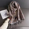 2025 Nuevo Otoño e Invierno Estilo Coreano Cuadros Bufanda Cálida Chal para Mujer Versátil Ropa de Trabajo Borla Arena Fina Bufanda de Imitación Cachemir