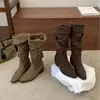 Botas de montaria femininas em camurça, coleção outono/inverno 2026, novo design de bico quadrado, com fivela de cinto, dobráveis, salto grosso, botas de cano alto, disponíveis nas cores café e cáqui