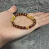 2025 Novo Pulseira Trançada de Ágata Rosa Vibrante com Contas Douradas para Mulheres Pulseira Elástica de Cordão Luxo Acessível de Nicho
