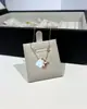 Pulseira de Quatro Flores V-Gold Edição de Luxo Pérola Branca Ouro Rosa Réplica de Luxo Leve Acabamento Fino Moda Feminina Joia Versátil