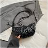 Bolsa de Chifre Bordada Acolchoada Retrô Bolsa Pequena para Mulheres 2025 Nova Moda Design de Nicho Bolsa Transversal Bolsa Dumpling para o Dia a Dia