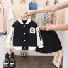 Roupa de outono para meninas comércio exterior conjunto outono nova chegada crianças pequenas e médias bebê estilo ocidental combinação de cores letra manga longa saia curta conjunto fofo