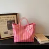 Bolso Tote de Rayas Texturizadas en Silueta Color Melocotón y Naranja Suave para un Ambiente Relajado, Perfecto para Vacaciones en la Costa, Se Puede Usar como Bolso de Mano o Bolso Cruzado