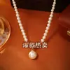 Colar Pingente de Pérola Torcida com Micro-Embellishments de Alta Qualidade, Corrente de Clavícula Fashion, Leve, Luxuosa, Exquisita e Elegante, Corrente para Suéter Estilo Feminino
