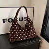 Bolso de Mujer Transfronterizo de Nicho para Viajes Diarios Modelo Nuevo 2025 Estilo Gótico para Motociclista Bolso de Hombro con Remaches Gran Capacidad Elegante Bolso Cubo