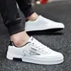 Sapatos de Skate de Couro Cor Sólida de Verão Novos Modernos Sapatos Brancos para Adolescentes Homens Estilo Coreano Versátil com Cadarço Sapatos Masculinos para Estudantes
