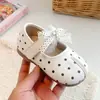Zapatos para niña de encaje con lunares y lazo, estilo nuevo de otoño, zapatos de princesa para niños pequeños, elegantes zapatos de baile para bebé