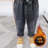 Calças jeans engrossadas forradas de lã para meninos Calças de algodão de lã de uma peça para crianças de inverno Calças de algodão de lã novas calças quentes para bebês