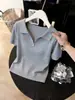 Top de Malha Tendência deste Ano com Gola Polo Branca, Meio Zíper, Manga Curta para Mulheres, Design de Verão, Modelagem Justa, Estilo de Nicho