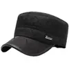 Nuevo gorro plano de hombre para otoño e invierno, forrado de forro polar para exteriores, engrosado y cálido, con protección para las orejas, a prueba de viento y resistente al frío, adecuado para hombres de mediana edad y mayores