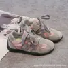 Tênis retrô da moda para meninas, nova coleção primavera/outono 2026, tênis de treino alemães versáteis e estilosos, sapatos casuais de sola macia para crianças
