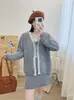 Nuevo Conjunto de Punto de Estilo Suave Otoño/Invierno 2026 para Mujer: Conjunto de Dos Piezas: Cárdigan Suéter de Encaje Patchwork + Falda Corta