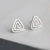Brincos pequenos de prata 925 esterlina estilo coreano, fofos e únicos para mulheres, simples e criativos, com um design estiloso e versátil, perfeitos para estudantes