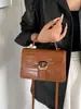 Bolso pequeño de mano de alta gama transfronterizo para mujer, nuevo diseño de moda, pequeño bolso cuadrado de lujo ligero, versátil para ir al trabajo, de un solo hombro, cruzado, moderno