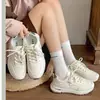 Zapatos blancos ligeros, transpirables, de suela gruesa para mujer, nuevo modelo de otoño 2026, zapatillas deportivas casuales de suela blanda que aumentan la altura para personas menudas