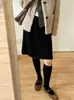 Altamente recomendado! Esta saia midi de tricô versátil é perfeita para o outono e inverno, apresentando uma estética retrô e uma silhueta em A macia e confortável.