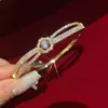 Pulsera de Flor de Piedra Preciosa Iridiscente Alice Completa de Diamante Pulsera de Circonio de Alta Gama Estilo de Banquete Lujoso Pulsera Versátil para Mujeres