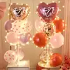 Decoración del Día de San Valentín con globos de columna flotante para eventos festivos en centros comerciales, creando una atmósfera romántica