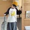 Tong Ku Moda Infantil Coleção Outono 2026 Moda Camiseta Infantil Meninos Estampa Gatinho Estilo Coreano Gola Redonda Manga Raglan Tendência