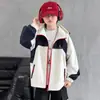Roupa infantil para meninos, jaqueta de outono 2026 novo estilo primavera-outono, corta-vento estiloso e legal para meninos mais velhos no outono