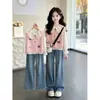 Traje de Niña Otoño 2026 Nuevo Estilo Suéter Chaleco Tejido Elegante para Niños Ropa de Otoño Jeans para Niña Pequeña Conjunto de Tres Piezas