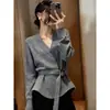 Suéter de tricô cinza estilo coreano, com decote V e mangas compridas para mulheres, soltinho e casual, com cintura marcada, adequado para outono e inverno, pode ser usado como segunda pele