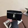 Bolsa Pequena Retrô Transfronteiriça Feminina 2026 Nova Bolsa Quadrada Pequena de Camurça Simples Versátil Transversal Bolsa para Celular