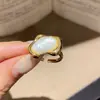 Anillo de Piedra Geométrica Irregular Estilo Palacio Retro con un Diseño Único, Anillo para Dedo Índice de Nicho, Lujo Ligero y Sensación de Alta Gama, Joyería para Mujer