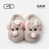 Zapatillas de algodón de suela gruesa con diseño de ratón de dibujos animados, suaves y lindas, para mujer, nuevo estilo otoño e invierno 2026, alto valor estético, zapatos peludos versátiles y lindos para usar en exteriores