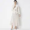 Foto Real de un Conjunto de Blazer de Manga Larga de Alta Gama Inspirado en Chanel con Falda de Malla y Cinturón Incluido