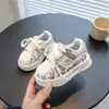 Tênis Casuais Baixos Infantis Novos para Primavera e Outono, Sapatos Leves de Couro com Desenhos para Meninos e Meninas Estudantes