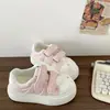 Tênis infantil 2026 primavera/outono azul claro bolinhas velcro sola grossa fofo gato biqueira de concha casual sapatos brancos estilosos