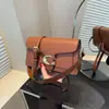 Nova Bolsa de Verão 2025 de Nicho Feminina Textura de Alto Padrão Cor Pura Simples Versátil Pequena Quadrada Bolsa de Ombro para o Trabalho Feminina