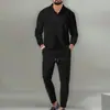 Conjunto de moda de otoño para hombre: polo waffle holgado de manga larga con cuello camisero y pantalones deportivos casuales modernos