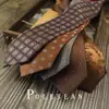 Gravata Marrom Retrô Listrada com Flores Estilo Coreano Amarrada à Mão para Homens Britânica 8cm Formal Anfitrião Negócios Casamento Noivo