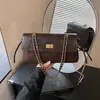 Bolso de hombro acolchado de lujo ligero estilo europeo y americano para mujer, nuevo modelo de otoño, bolso de cadena acolchado inspirado en Chanel con un toque de alta gama, bolso de axila
