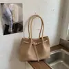 Bolso Tote de Moda Casual de Gran Capacidad y Alto Valor Estilo Nuevo Verano 2026 Bolso de Hombro Relajado para el Trabajo y el Viaje Diario para Mujeres