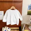 Camiseta de manga larga de algodón puro unisex, nueva colección primavera/otoño 2026, camiseta de bebé elegante, diseño de dibujos animados para niños mayores