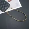 Lujoso Lanyard Pequeño de Cuero Estilo Chanel para Teléfono con Cadena Metálica, Accesorio de Bolso de Cadena Tejida, Pulsera Corta de Mano Estilo Diosa