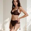 Conjunto de lingerie puro e sexy 141: Sutiã europeu e americano de renda com vazado floral, combinado com calcinha e cinta-liga correspondentes