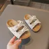 Chinelos Abertos Estilo Coreano com Laço para Meninas, Adequados para Uso Externo, Novo Modelo de Verão 2026, Sandálias Confortáveis Infantis Estilo Birkenstock