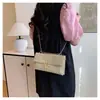 Nova Bolsa de Palha Estilo Férias com Tampa Flip e Alça Única, Bolsa Tecida Casual, Bolsa Feminina Estilo Europeu e Americano, Bolsa com Trava de Torção e Múltiplos Compartimentos com Corrente