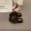 Chinelos peludos femininos de sola grossa, novo estilo outono/inverno 2026, versáteis, de sola macia, para calçar facilmente, chinelos peludos casuais e estilosos