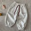 Calça de Moletom Esportiva de Outono para Meninos 2026 Novo Estilo Bebê Estilo Coreano Joggers Roupa Infantil Calças Casuais Simples Versáteis