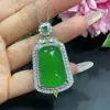 Colgante de Calcedonia Natural Incrustado con Plata Chapada en Jade, Similar a un Collar de Ágata Verde Imperial