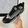 Sapatos populares de verão para homens, novos tênis respiráveis de malha masculinos modernos versáteis de sola grossa, tênis casuais para corrida para homens